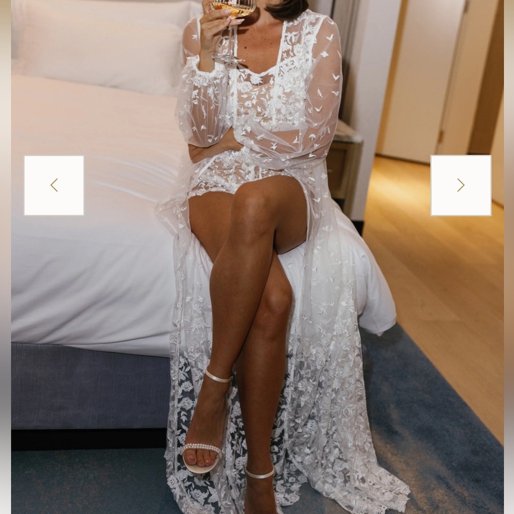 Adele lace maxi bridal robe-includes slip XS/S.    LE ROSE